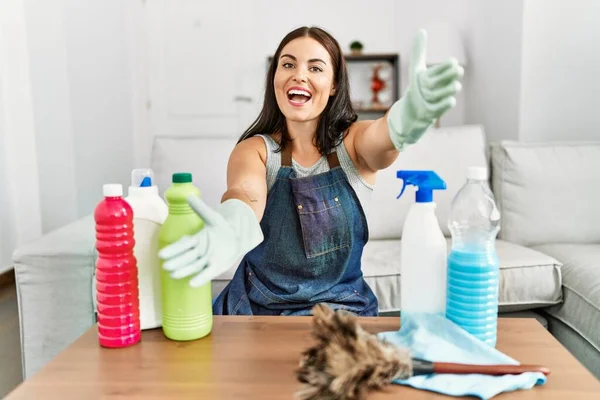 Jonge Brunette Vrouw Draagt Schort Handschoenen Schoonmaken Thuis Kijken Naar — Stockfoto