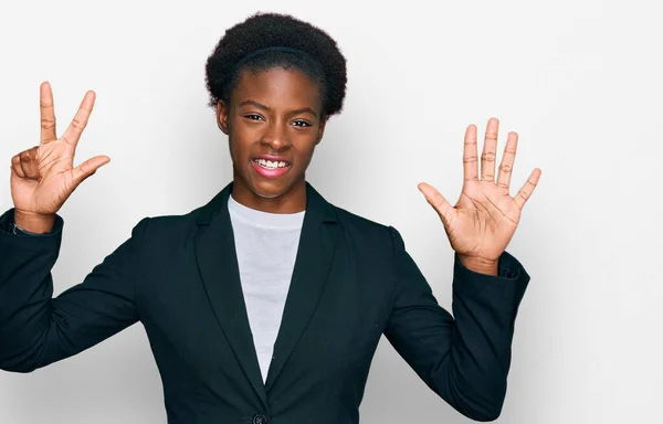 身穿商务服装的年轻的非洲裔美国女孩露出八号手指 面带微笑 自信而快乐 — 图库照片
