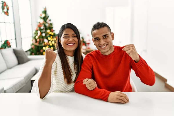 Jong Latijns Paar Zit Tafel Door Kerstboom Erg Blij Enthousiast — Stockfoto