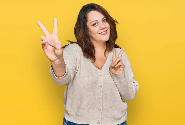 Joven Mujer Talla Grande Vistiendo Ropa Casual Sonriendo Mirando Cámara — Foto de Stock