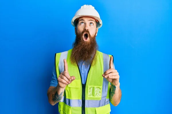 Homem Ruivo Com Barba Longa Usando Capacete Segurança Casaco Reflexivo — Fotografia de Stock