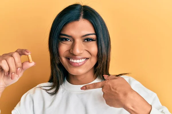 Joven Transexual Latina Mujer Transexual Sosteniendo Píldora Señalando Dedo Uno — Foto de Stock