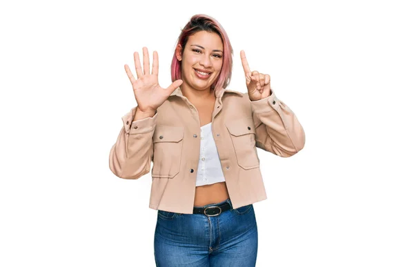 Hispanic Kvinna Med Rosa Hår Bär Casual Kläder Visar Och — Stockfoto