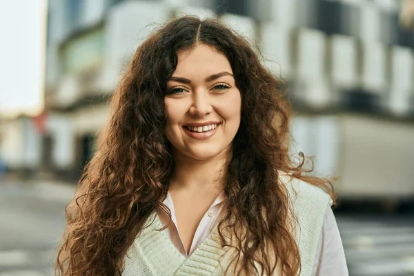 Giovane Donna Ispanica Sorridente Felice Piedi Alla Città — Foto Stock