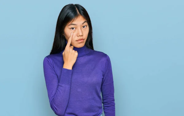 Mooie Jonge Aziatische Vrouw Dragen Casual Kleding Wijzen Naar Het — Stockfoto