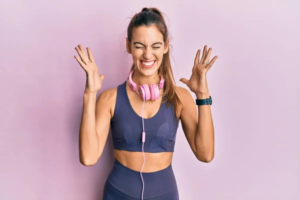 Jonge Mooie Vrouw Draagt Gymkleren Gebruikt Koptelefoons Die Gek Gek — Stockfoto