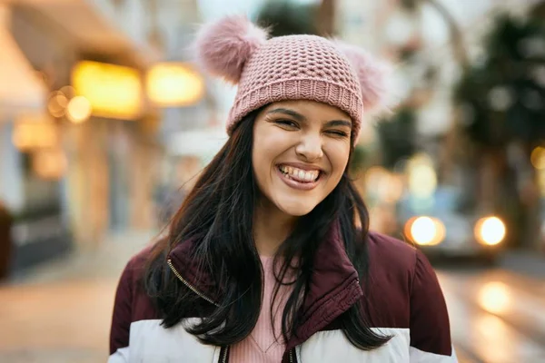 Молодая Латиноамериканка Улыбается Счастливо Стоя Городе — стоковое фото