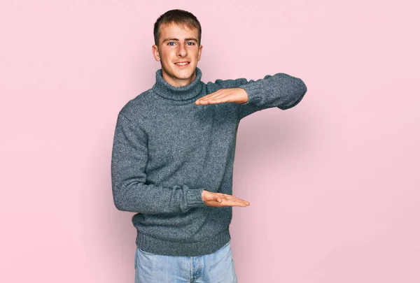 Giovane Uomo Biondo Indossa Abiti Casual Gesticolando Con Mani Che — Foto Stock