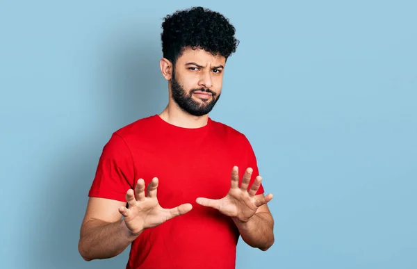 Homem Árabe Jovem Com Barba Vestindo Casual Vermelho Shirt Expressão — Fotografia de Stock