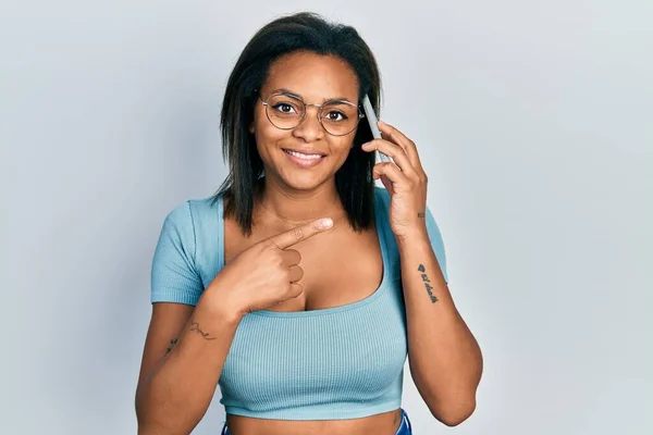 Genç Afro Amerikalı Kız Akıllı Telefondan Konuşuyor Gülümsüyor Mutlu Bir — Stok fotoğraf