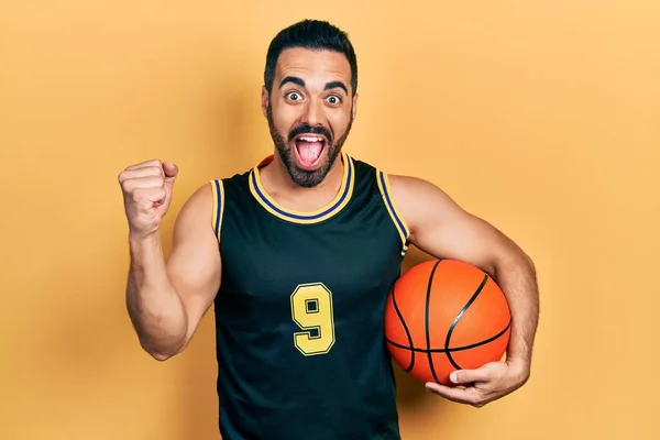 Sakallı Yakışıklı Spanyol Adam Basketbol Topu Tutuyor Gururla Bağırıyor Zaferi — Stok fotoğraf