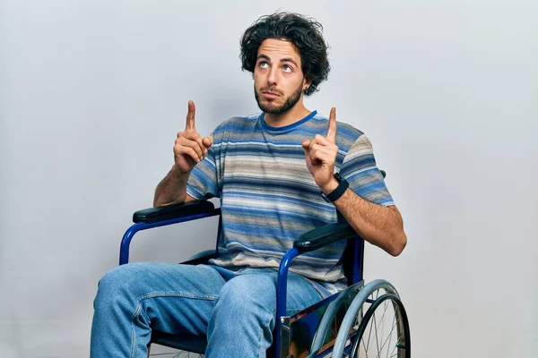 Schöner Hispanischer Mann Rollstuhl Der Traurig Und Aufgebracht Nach Oben — Stockfoto