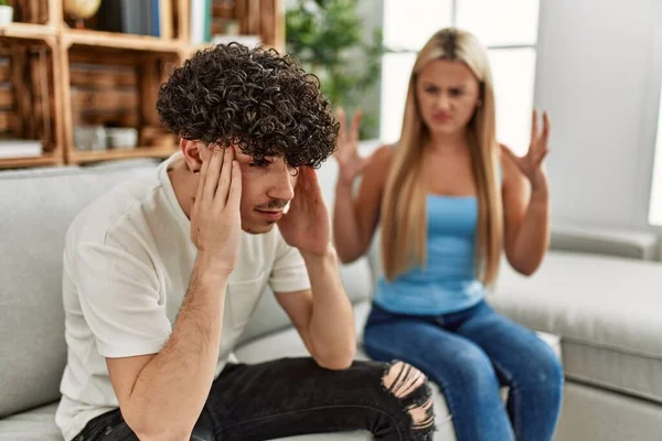 Jong Stel Zit Bank Thuis Discussiëren — Stockfoto