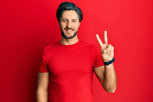 Jovem Hispânico Homem Vestindo Casual Vermelho Shirt Mostrando Apontando Para — Fotografia de Stock