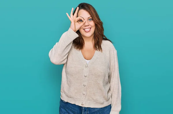 Junge Size Frau Lässiger Kleidung Macht Geste Mit Lächelnder Hand — Stockfoto