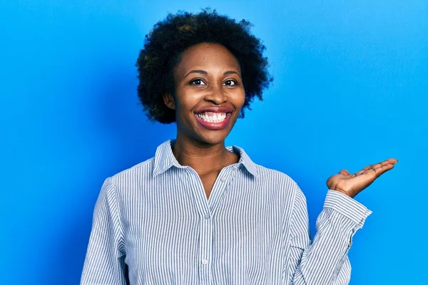 Молода Афроамериканська Жінка Одягнена Повсякденний Одяг Посміхається Веселий Представлення Вказує — стокове фото