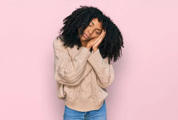 Fiatal Afro Amerikai Lány Alkalmi Ruhát Visel Fáradt Álmodozás Pózol — Stock Fotó