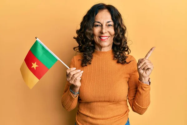 Donna Ispanica Mezza Età Che Tiene Bandiera Del Camerun Sorridente — Foto Stock