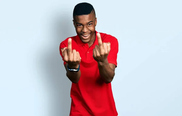 Молодий Афроамериканець Червоній Сорочці Показує Середній Палець Робить Тобі Погано — стокове фото