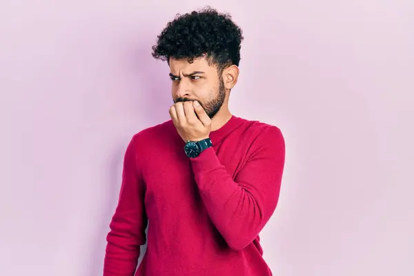 Homem Árabe Jovem Com Barba Vestindo Camisola Rosa Casual Olhando — Fotografia de Stock