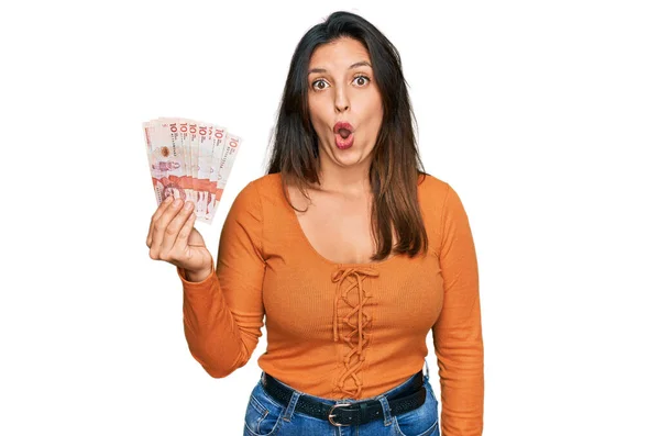 Mulher Hispânica Bonita Segurando Pesos Colombianos Notas Assustadas Espantadas Com — Fotografia de Stock