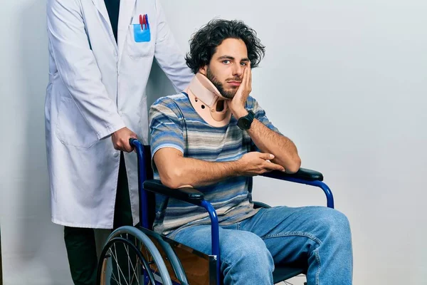 首の襟を身に着けている車椅子に座っているハンサムなヒスパニック系の男は疲れているように見えますし 両腕を組んでうつ病の問題に退屈 — ストック写真