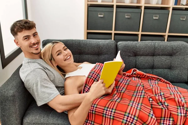 Jovem Casal Caucasiano Sorrindo Livro Leitura Feliz Casa — Fotografia de Stock