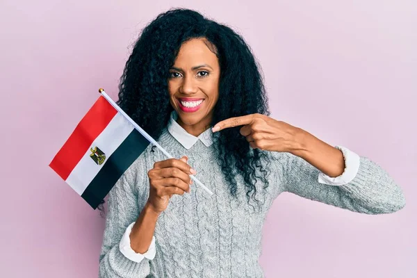 Střední Věk Africká Americká Žena Drží Egyptské Vlajky Úsměvem Šťastný — Stock fotografie