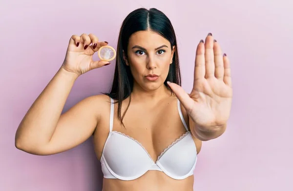 Mulher Morena Bonita Vestindo Lingerie Segurando Preservativo Com Mão Aberta — Fotografia de Stock