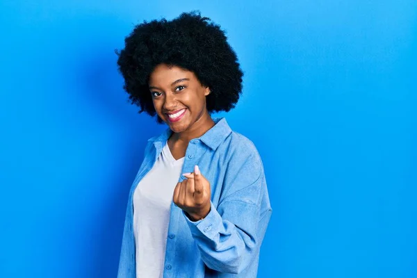 Ung Afrikansk Amerikansk Kvinna Bär Casual Kläder Lockar Komma Hit — Stockfoto