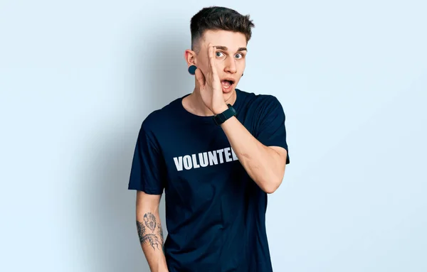 Kulakları Genişlemiş Gönüllü Tişörtler Giymiş Gizli Dedikodular Anlatan Kötü Niyetli — Stok fotoğraf