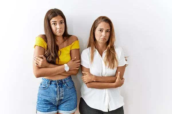 Madre Hija Juntas Pie Juntas Sobre Fondo Aislado Temblando Congelándose — Foto de Stock