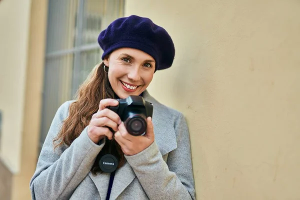 Junge Blonde Frau Lächelt Glücklich Mit Spiegelreflexkamera Die Stadt — Stockfoto