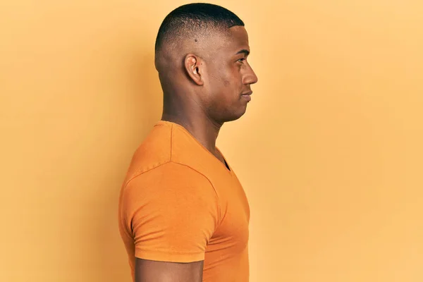 Jeune Homme Noir Portant Shirt Orange Décontracté Regardant Vers Côté — Photo
