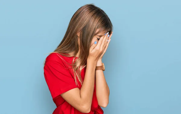 泣きながら手で顔を覆う悲しい表情のカジュアルな赤いTシャツを着た10代の白人女の子 うつ病の概念 — ストック写真