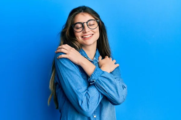 Mulher Caucasiana Jovem Vestindo Roupas Casuais Óculos Abraçando Feliz Positivo — Fotografia de Stock