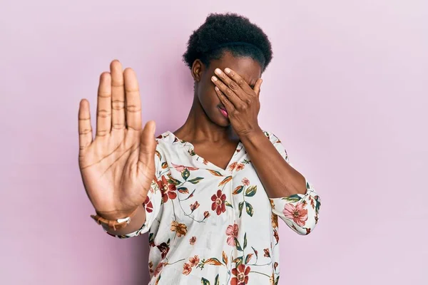 Молодая Африканская Американка Повседневной Одежде Закрывает Глаза Руками Делает Остановку — стоковое фото