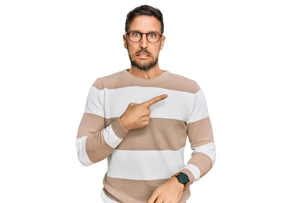 Hombre Guapo Con Barba Vistiendo Ropa Casual Gafas Apuntando Lado —  Fotos de Stock