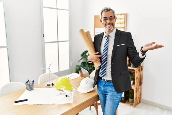 Medelåldern Hispanic Affärsman Håller Papper Ritningar Ler Glad Presentera Och — Stockfoto