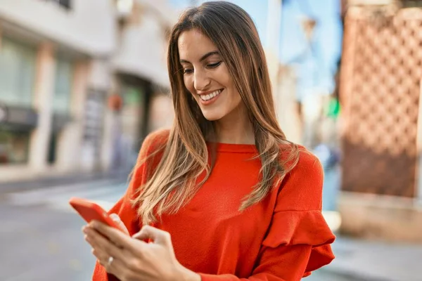 Νεαρή Ισπανόφωνη Γυναίκα Χαμογελά Ευτυχισμένη Χρησιμοποιώντας Smartphone Στην Πόλη — Φωτογραφία Αρχείου