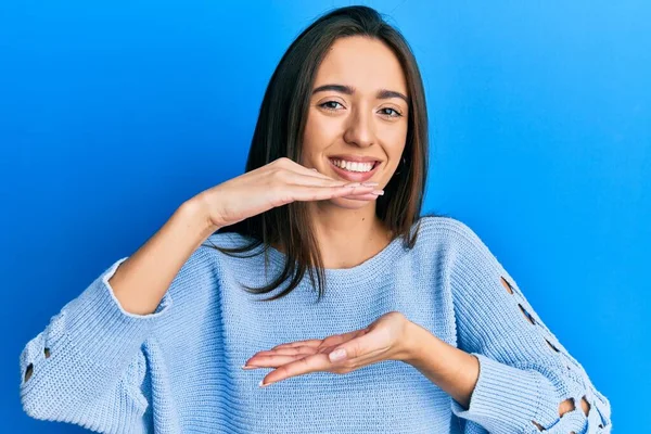 Jong Latijns Amerikaans Meisje Draagt Casual Kleding Gebaren Met Handen — Stockfoto