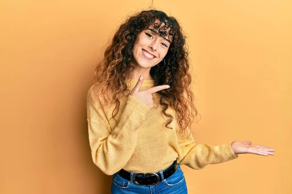 Menina Hispânica Jovem Vestindo Roupas Casuais Espantado Sorrindo Para Câmera — Fotografia de Stock