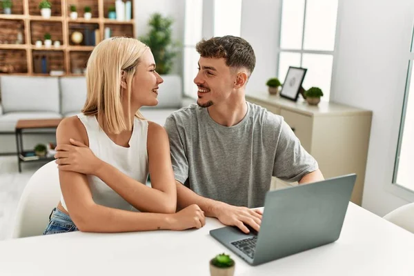 Giovane Coppia Caucasica Sorridente Felice Con Computer Portatile Seduto Sul — Foto Stock