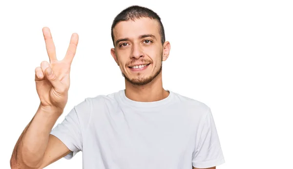 Joven Hispano Vistiendo Camiseta Blanca Casual Mostrando Señalando Con Los — Foto de Stock