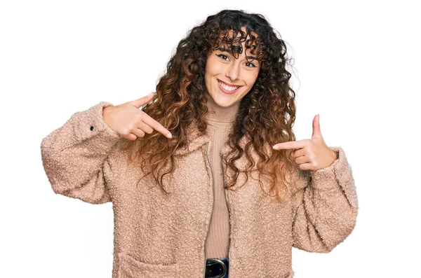 Menina Hispânica Jovem Vestindo Roupas Inverno Olhando Confiante Com Sorriso — Fotografia de Stock