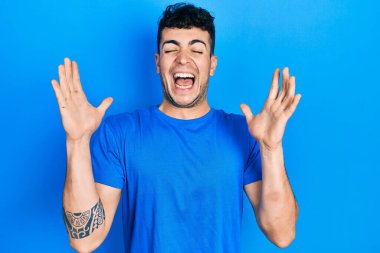 Sıradan mavi tişörtler giyen genç İspanyol adam başarının çılgınlığını kollarını kaldırmış ve gözlerini kapatmış heyecanla haykırarak kutluyor. Kazanan konsept 
