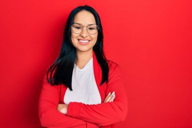 Burnuna piercing takan, sıradan bakışlar atan ve kollarını kavuşturup kameraya gülümseyen güzel İspanyol bir kadın. pozitif kişi. 