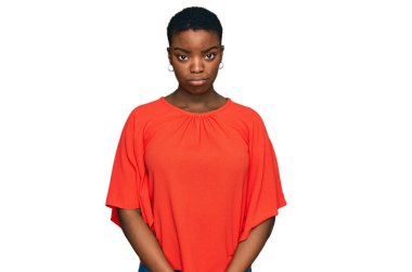 Genç Afro-Amerikalı kadın, günlük giysiler giymiş, depresyonda ve üzüntüden endişeli, sinirli ve korkmuş bir şekilde ağlıyor. hüzünlü ifade. 