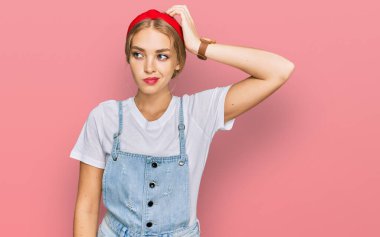 Gündelik kıyafetler giyen genç beyaz kız soru sorup kafasını karıştırıyor. Şüpheyle kararsız, kafa kafaya düşünerek. Düşünceli kavram. 