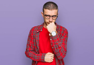 İspanyol asıllı genç adam gündelik giysiler giyiyor. Yumruk savunma hareketleriyle dövüşmeye hazır. Kızgın ve üzgün yüz, sorundan korkuyor. 